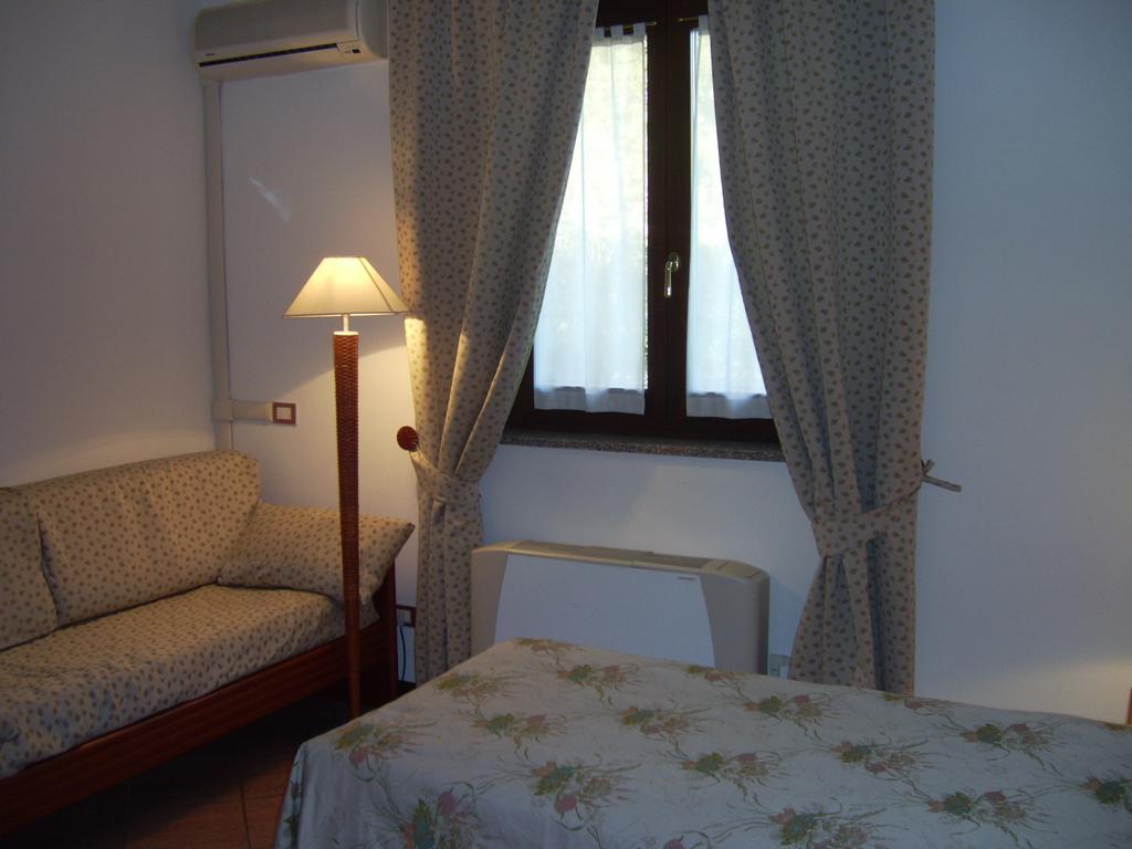 Hotel La Collinetta Sesto Calende Zimmer foto